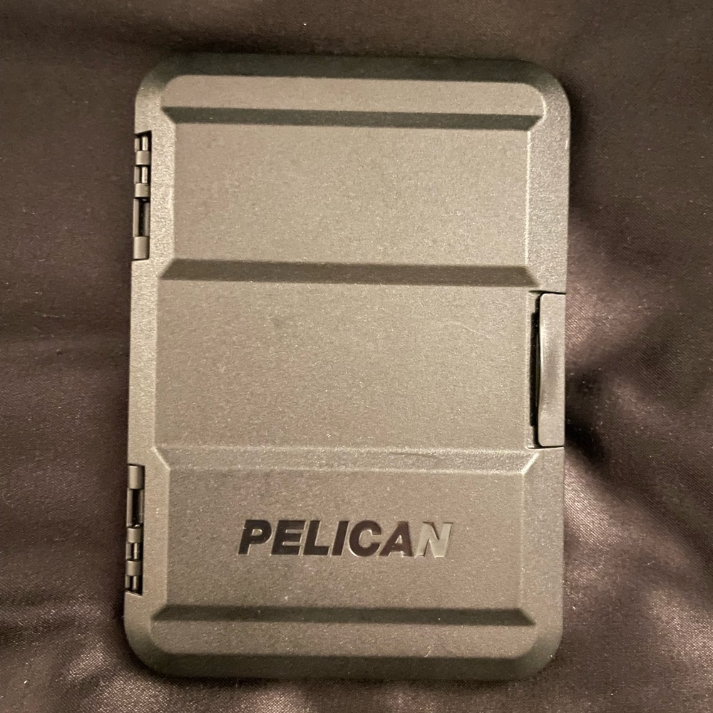 Pelican wallet case